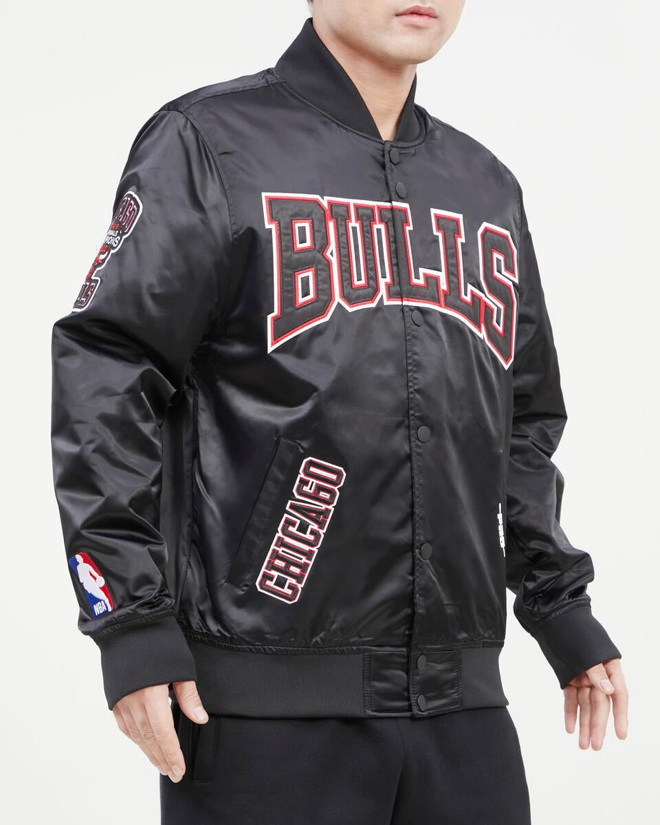 PRO STANDARD CHICAGO BULLS CREST EMBLEM SATIN JACKET (BLACK)