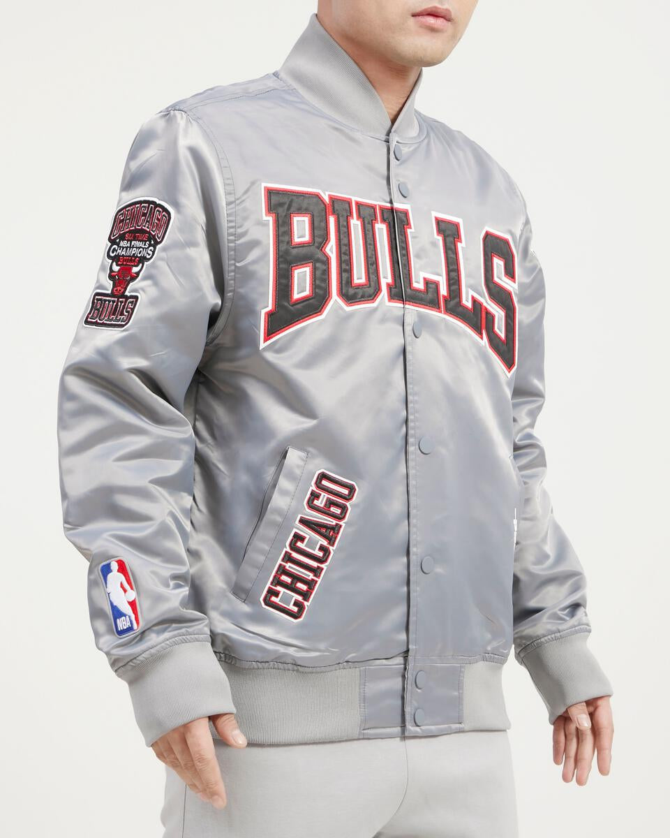 PRO STANDARD CHICAGO BULLS CREST EMBLEM SATIN JACKET (GRAY)