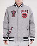 PRO STANDARD CHICAGO BULLS CREST EMBLEM RIB WOOL VARSITY JACKET (HEATHER GRAY/RED)