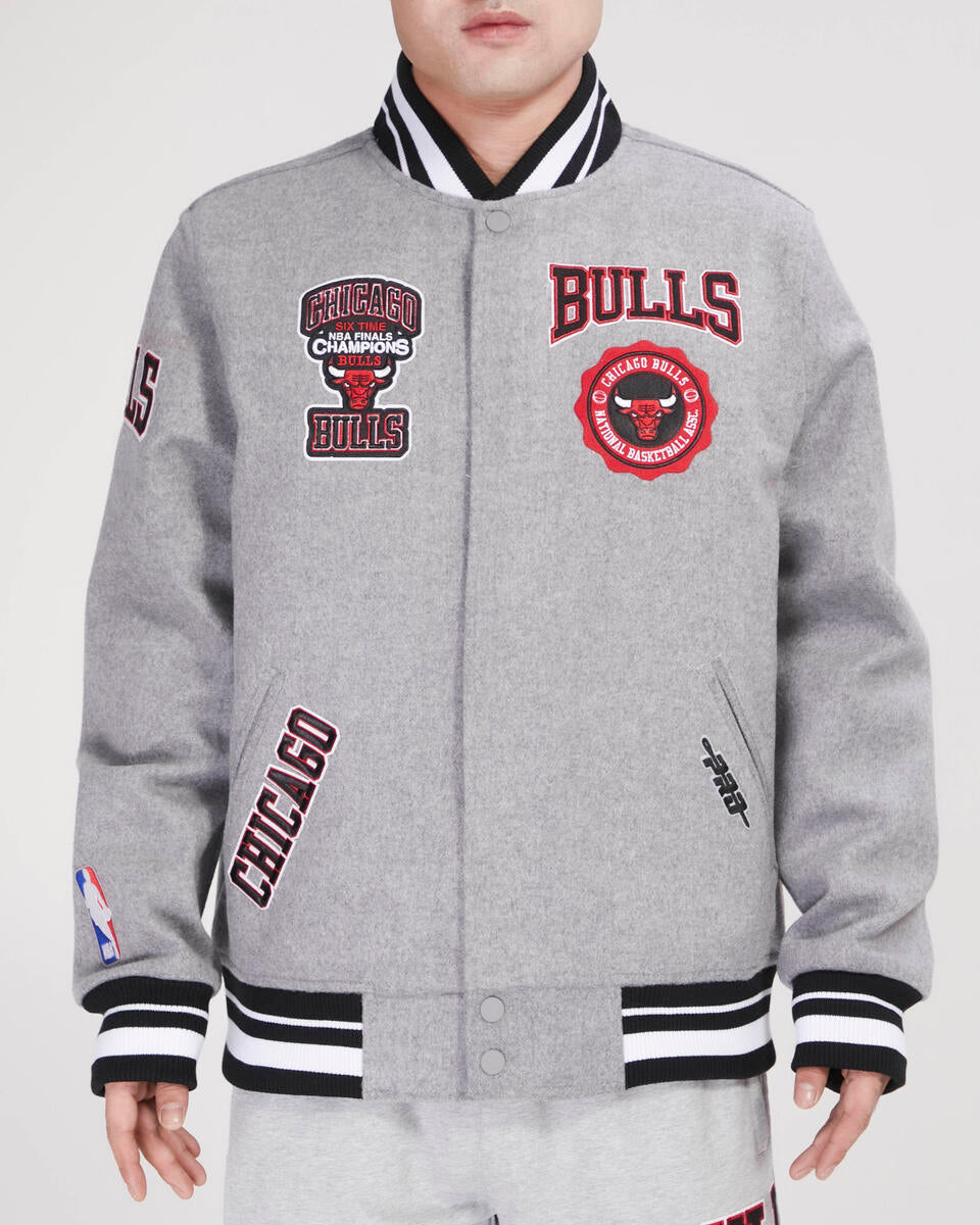 PRO STANDARD CHICAGO BULLS CREST EMBLEM RIB WOOL VARSITY JACKET (HEATHER GRAY/RED)